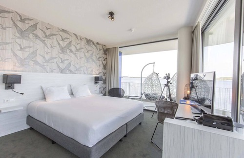 Oranjeplaat Hotel | Relaxing Double Room with Lake View | Ideal for Exploring Historical Middelburg