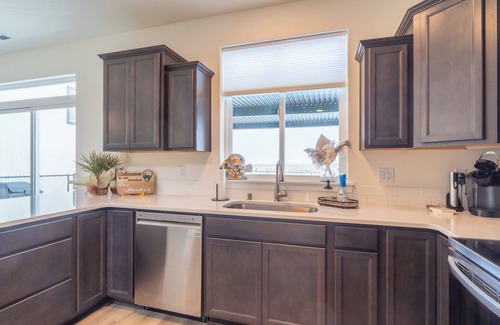 Moses Lake House | Relaxing home w/POOL & HOT TUB on the golf course!