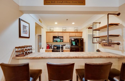 Lincoln Apartment | Relaxing Lincoln Condo with Fireplace and Shuttle