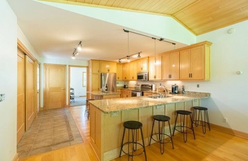 Maple Grove House | Relaxing Neighborhood Close To Trails, Parks, Lakes, Shops, Restaurants & More!