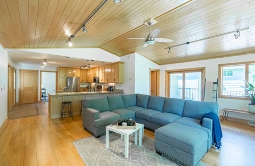 Maple Grove House | Relaxing Neighborhood Close To Trails, Parks, Lakes, Shops, Restaurants & More!