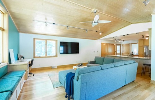 Maple Grove House | Relaxing Neighborhood Close To Trails, Parks, Lakes, Shops, Restaurants & More!