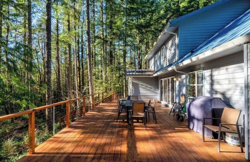 Zigzag House | Relaxing River Lodge Hot Tub Family Friendly