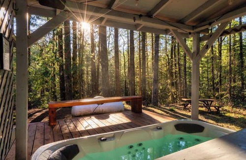 Zigzag House | Relaxing River Lodge Hot Tub Family Friendly