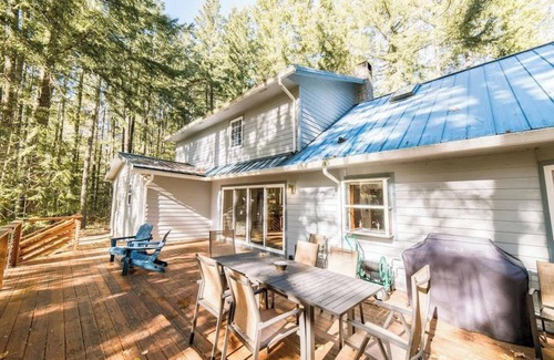 Zigzag House | Relaxing River Lodge Hot Tub Family Friendly