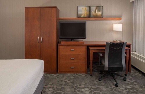 Bridle Trails Resort | Relaxing Stay Close to Seattle Aquarium! Indoor Pool, Pet-friendly Property!