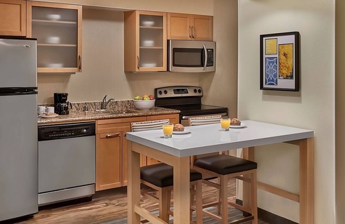 Chesterfield Hotel | Relaxing Suite nr Missouri Bluffs Golf Club & Monarch Levee Trail! Free Parking!