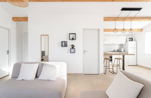 Domino House | Reminette Holiday Home in St Georges d'Oléron - Terrace, Wi-Fi, and Air Conditioning