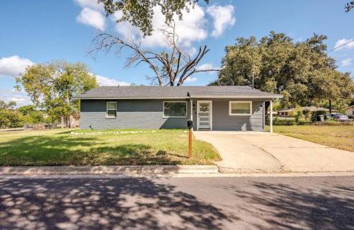 Georgetown House | Remodeled 4BR 2BA Steps from Georgetown Square