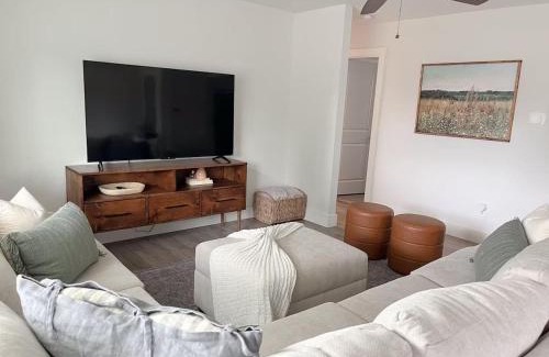 Georgetown House | Remodeled 4BR 2BA Steps from Georgetown Square