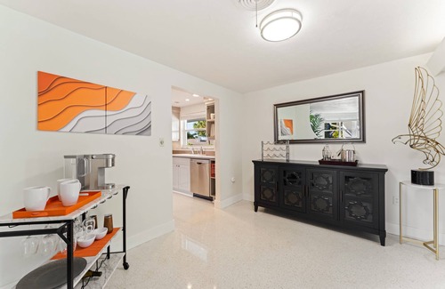 South Sarasota House | Remodeled Mid-Century Pool Home Close To Beaches and Downtown