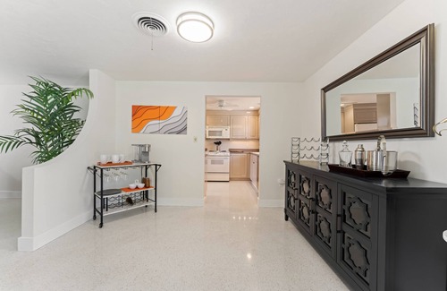 South Sarasota House | Remodeled Mid-Century Pool Home Close To Beaches and Downtown