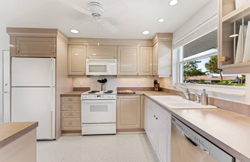 South Sarasota House | Remodeled Mid-Century Pool Home Close To Beaches and Downtown