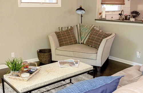 Dicken House | Renovated 3 bed/2.5 bath with fast wifi & 100" projector near the BIG HOUSE!