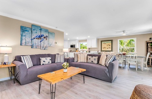 Indian Pass House | Renovated! Beachfront on IP, Dog Friendly w/Boat Parking!