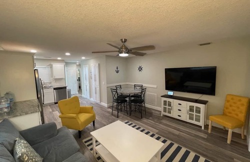 Flor-a-mar House | Renovated Canal home