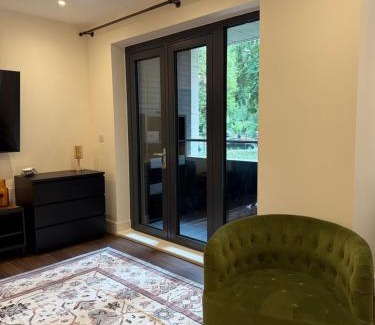 Putney Apartment | Renovated Charm - London Hideaway