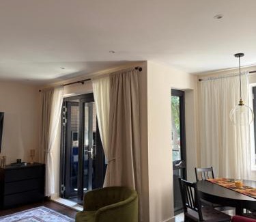 Putney Apartment | Renovated Charm - London Hideaway