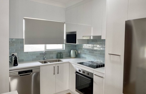Paradise Point Apartment | Renovated coastal apartment 5 mins walk to the water, shops and restaurants.