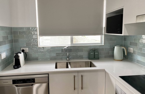 Paradise Point Apartment | Renovated coastal apartment 5 mins walk to the water, shops and restaurants.