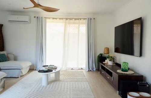 Varsity Lakes House | Renovated Family Retreat Pet Friendly