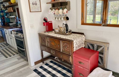 Lake Hill Other | Renovated farmhouse with fully fenced yard, pets friendly/hot tub/mountain view.