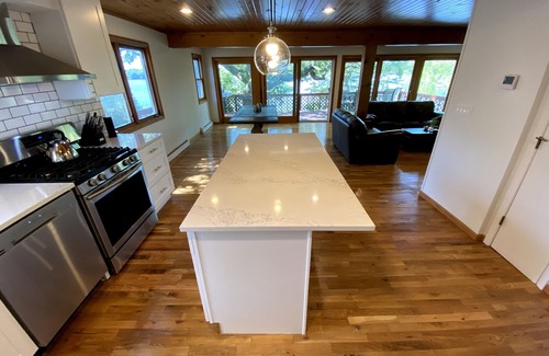 Bohners Lake House | Renovated Lake House Retreat Near Lake Geneva