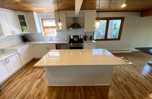 Bohners Lake House | Renovated Lake House Retreat Near Lake Geneva