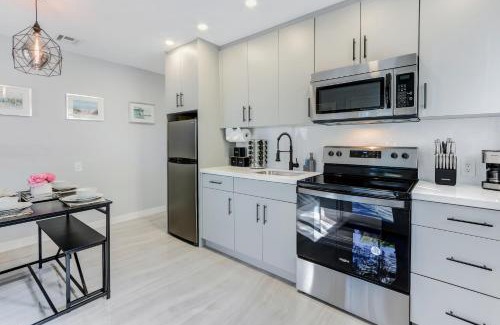 Hallandale Beach House | Renovated professional design, grill lake view!