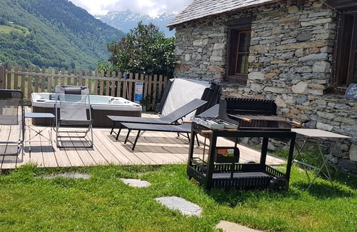 Sers House | Renovated sheepfold 10 minutes from the ski slopes for a total of 17 people