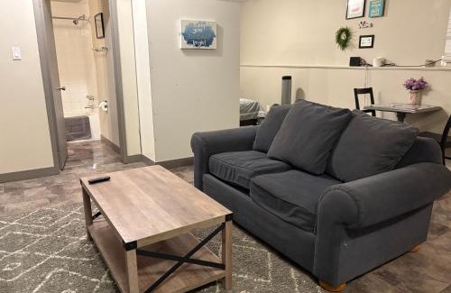 Kingsland House | Renovated Studio with Modern and Farmhouse Decor 8