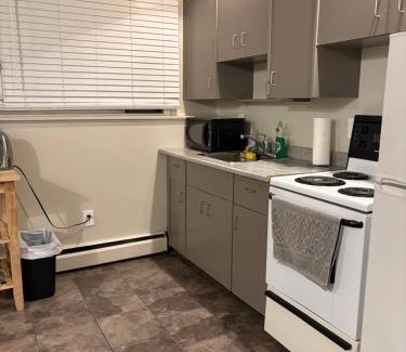 Kingsland House | Renovated Studio with Modern and Farmhouse Decor 8