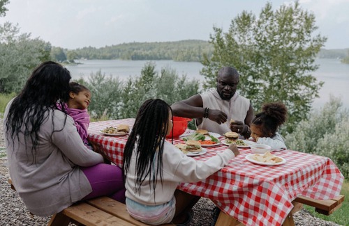 Bouchette House | Rental of renovated cottages facing the lake with a magnificent terrace