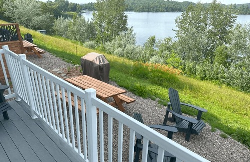 Bouchette House | Rental of renovated cottages facing the lake with a magnificent terrace