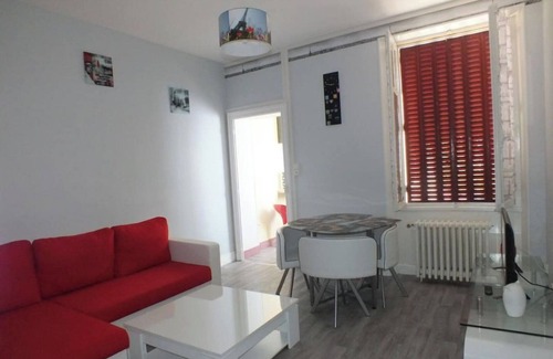 Chateauroux Apartment | Residence Mifaly - Red and white decor apartment