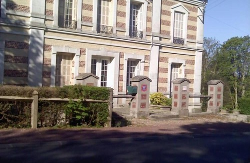 Etretat Apartment | Residential flat in a former Etretat villa, in a big garden with free parking.