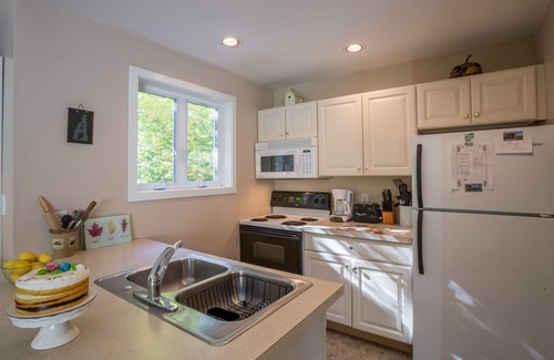 Campton House | Resort Mountain Home with Private Hot tub Walk to Pools, Pond WIFI