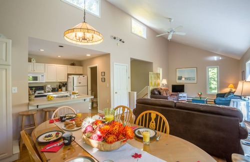 Campton House | Resort Mountain Home with Private Hot tub Walk to Pools, Pond WIFI