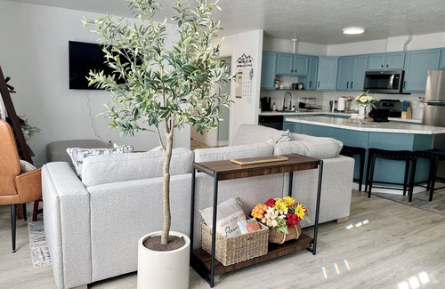 University Area Apartment | Restful Nest A 3bd&2ba in Midtown Anchorage