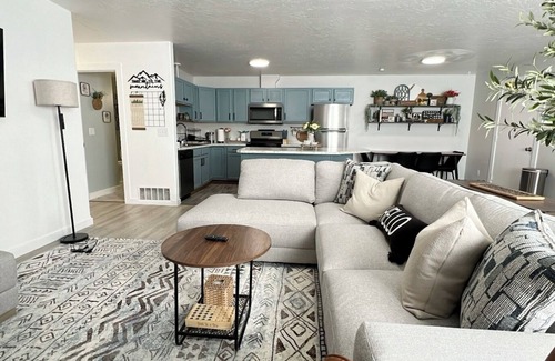 University Area Apartment | Restful Nest A 3bd&2ba in Midtown Anchorage