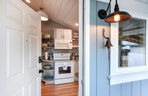 Gold Hill House | Restful River Retreat