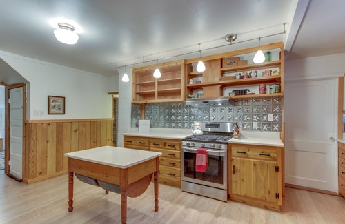 McKenzie Bridge House | Restored log cabin w/classic porch - near river, trails, hot springs, & more