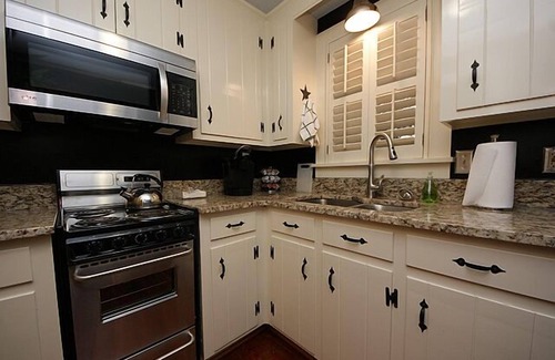 Summerville Historic District Cottage | Restored servants' quarters for 1812 house in heart of Historic District