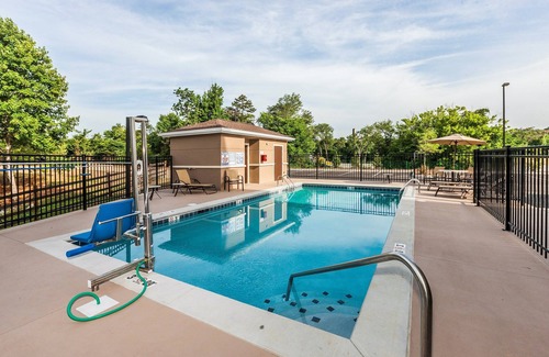 Farragut Apartment | Retreat in Knoxville | Shared Outdoor Pool