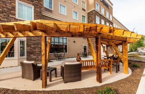 Farragut Apartment | Retreat in Knoxville | Shared Outdoor Pool