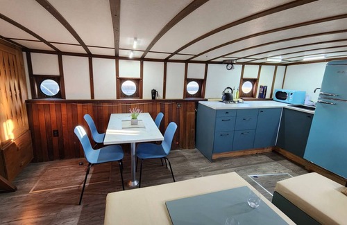 Cowichan Bay Boat Rental | Retro Boat in Quiet Marina, Whale Watching, Sea Otters and Lions, Crab Fishing