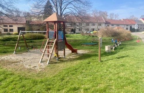 Kunkovice House | Retro chalupa pro denní pohodu a večerní klid