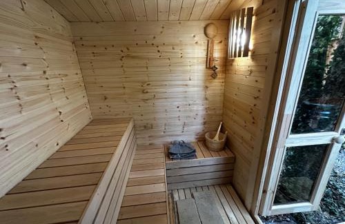 Bovey Tracey House | Retro Lodge nr Dartoor with hot tub & opt sauna