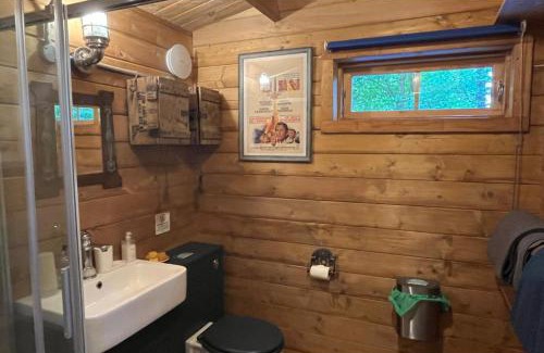Bovey Tracey House | Retro Lodge nr Dartoor with hot tub & opt sauna