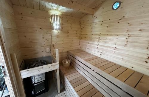 Bovey Tracey House | Retro Lodge nr Dartoor with hot tub & opt sauna